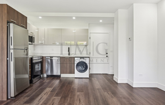 2 beds, 1 bath, $2,395, Unit 1555 - 207