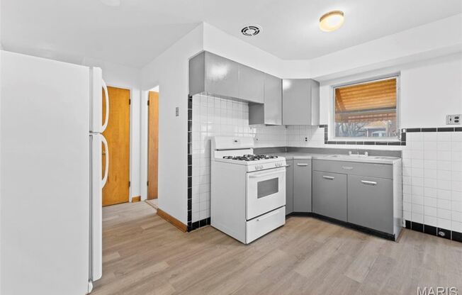 2 beds, 1 bath, 770 sqft, $1,200, Unit Southwest Ave - 2048