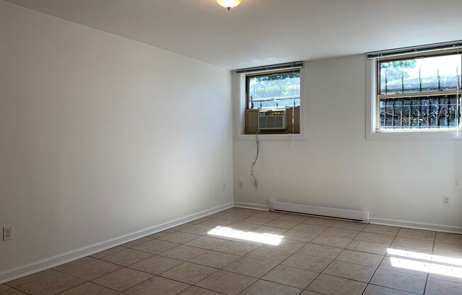 2 beds, 1 bath, 800 sqft, $1,699, Unit 5717 Hobart St. #B8