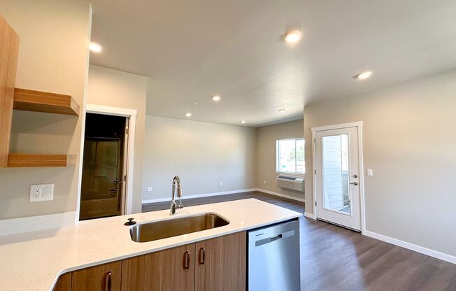 2 beds, 2 baths, 900 sqft, $1,535, Unit 4560-204