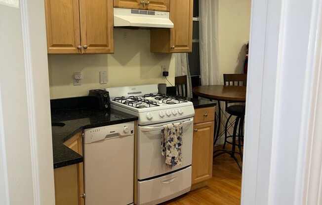 2 beds, 1 bath, $3,500, Unit 17