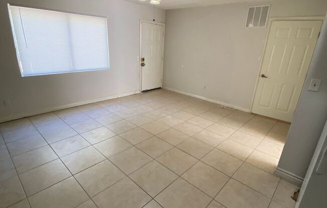 1 bed, 1 bath, $1,095, Unit Casita