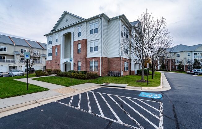 Spacious 3 Bed 2 Bath Condo With Balcony In Sought After Summerfield at Brambleton