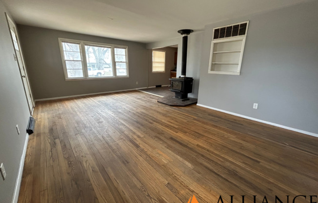 $300 OFF 1st MONTH'S RENT! Recently Updated!