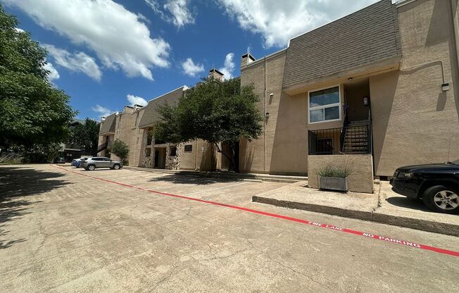 Charming 2-Bed Unit in Dallas! Community pool and walking distance to Katy Trail!
