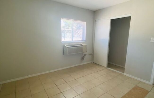 1 BEDROOM APPARTMENT SUPER CLOSE TO THE STRIP AND NORTH PREMIUM OUTLETS MALL, NEAR MANY RESTURANTS AND GROCERY STORES.