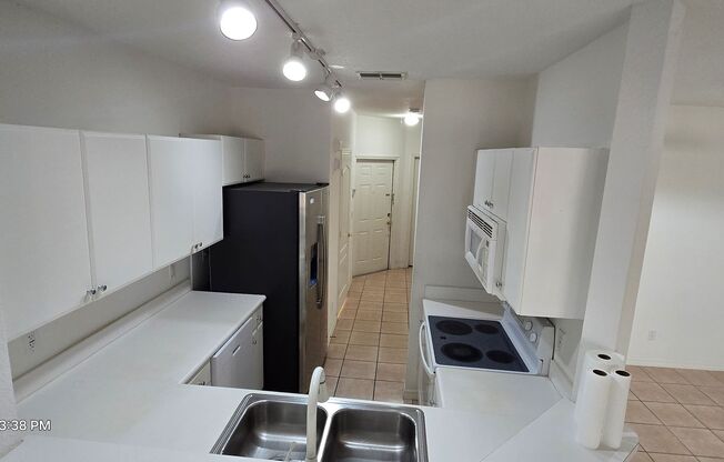 ***Beautiful Clean ready to move-in Townhome 2BR/2.5BA/1 Car Garage ***