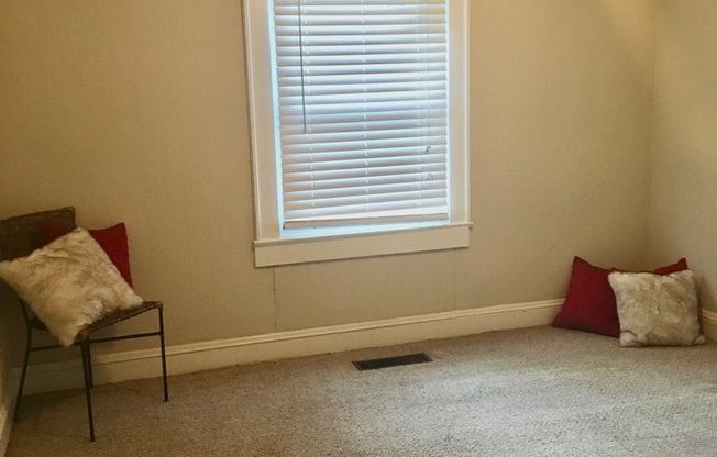 SPACIOUS 2 BED HOUSE!  If there was a picture of QUAINT in the dictionary, this house would be it.