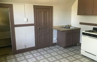 3 beds, 1 bath, $995, Unit Upper