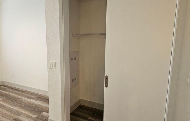 1 bed, 1 bath, 727 sqft, $2,165, Unit 441-4204