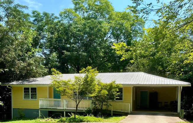 3 bedroom 2 bathroom house conveniently located in Athens