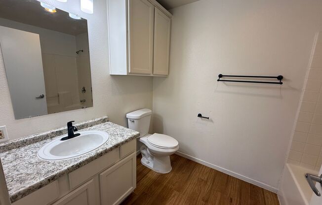 500 S. Oakley Unit H - 2 Bedroom Apartment with 1 Month Free Rent for Move In Before 7/31