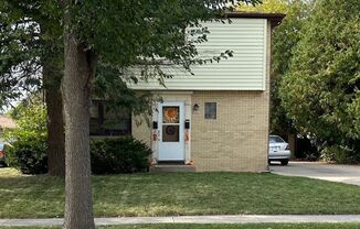 Lower Level 2 BDRM 1 BTH Duplex in nice neighborhood