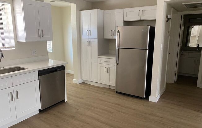 Fully Remodeled! 2 bed 2 bath Town-home in Central Phoenix!! Gated Community with Pool!
