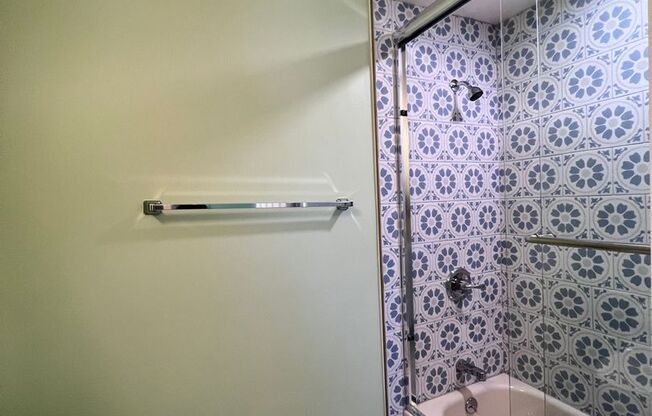 Beautifully remodled 2 bedroom cottage with shared yard & Laundry!