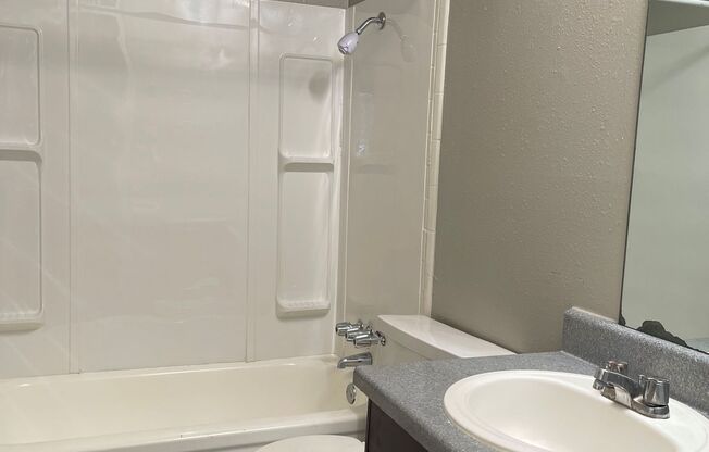 2 beds, 1.5 baths, 832 sqft, $825, Unit 220