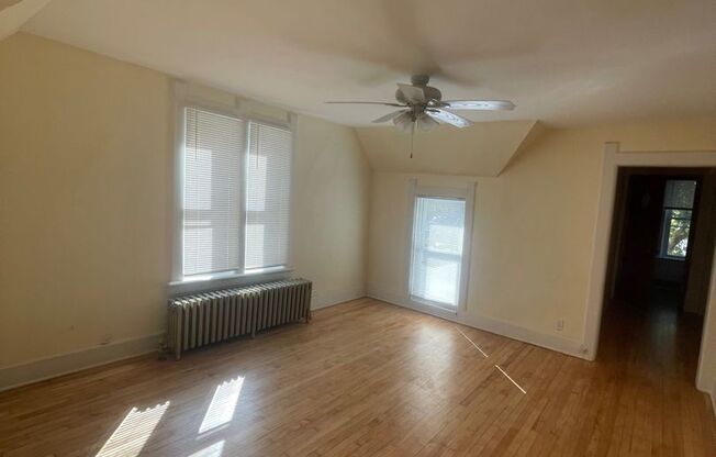 2 beds, 1 bath, $1,100, Unit 1722A Upper