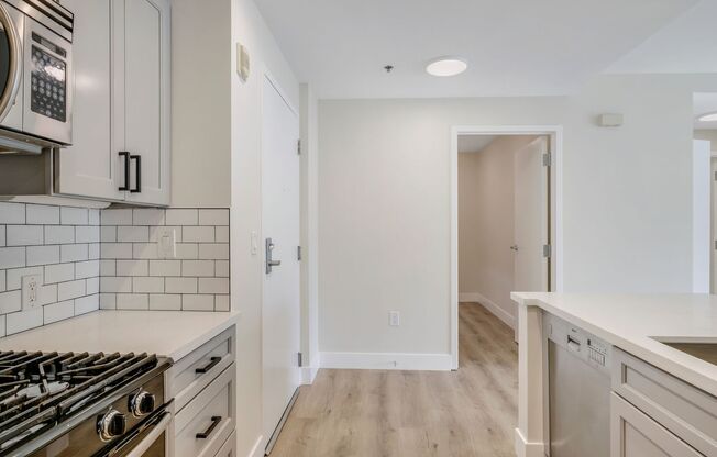 2 beds, 1 bath, 760 sqft, $2,698, Unit 604