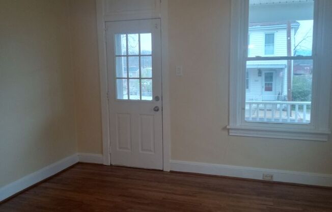 2 beds, 1 bath, $1,300