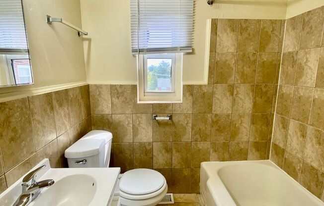 2 beds, 1 bath, $1,100, Unit 1026BCA