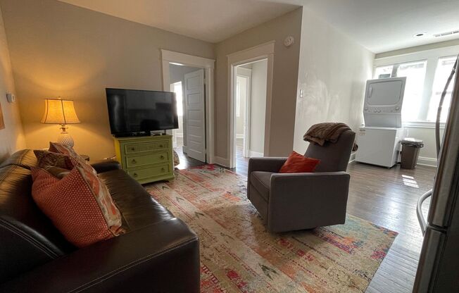 2 beds, 1 bath, $1,275, Unit Apt 3