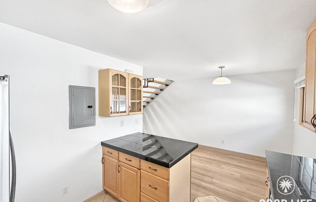 Beautiful 2B/1.5BA Condo W/ AC & Reserved Parking in Point Loma!