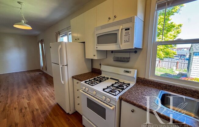 Charming 2-Bedroom, 1-Bathroom Apartment in Downtown Bremerton