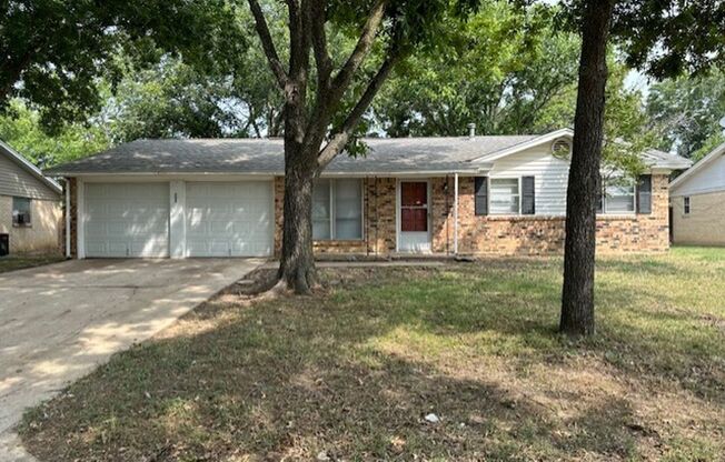 Nice 3 Bedroom, 2 full Bath Home Located in Burleson.