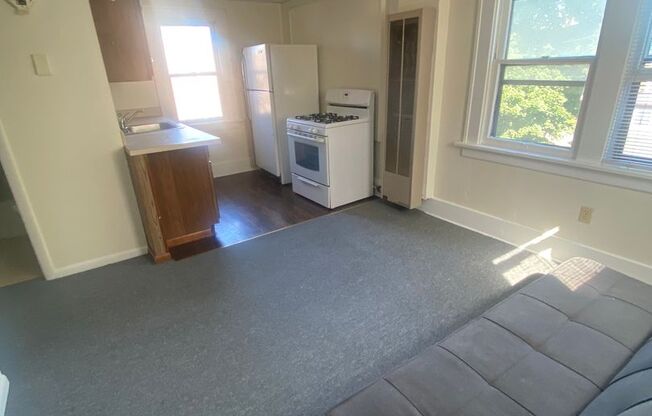 1 bed, 1 bath, $650, Unit 4E - 1