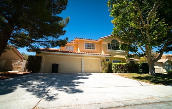 Big Pool Home/Huge Lot/3 car garage/Pets Welcome