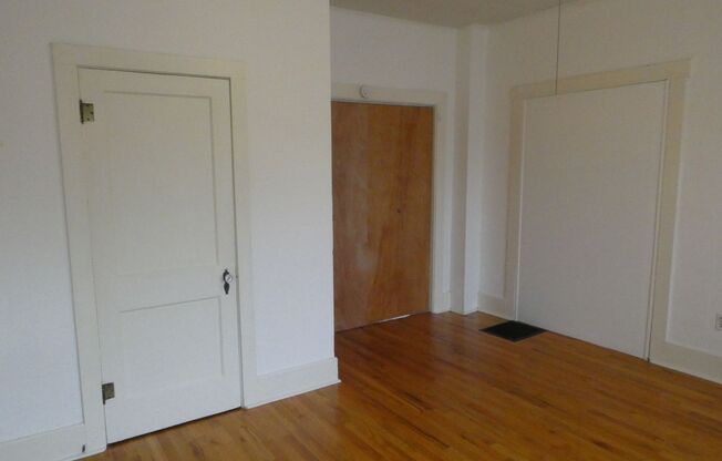 2 beds, 1 bath, $840, Unit Apt 101