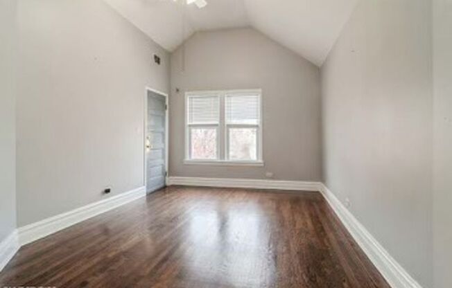 2 beds, 1 bath, $2,000, Unit 2