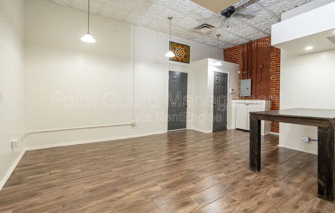 518 E DOUGLAS AVE