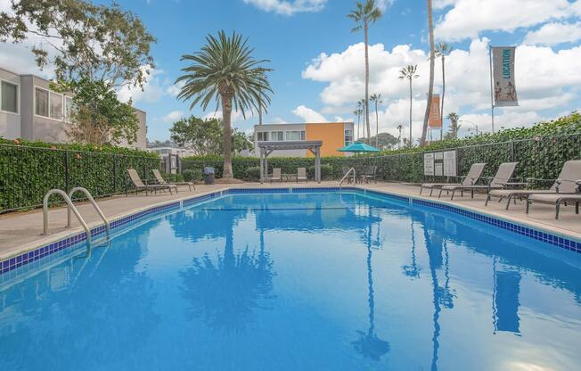 SPARKLING SWIMMING POOL