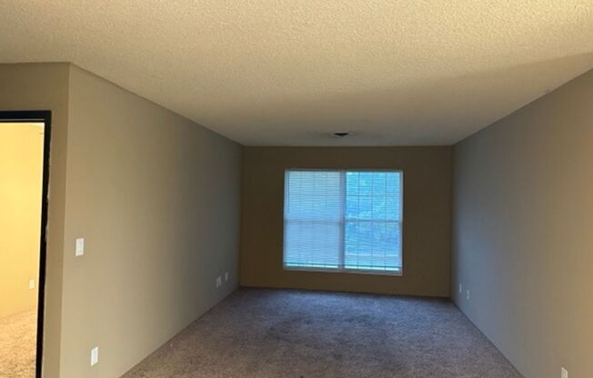 3 beds, 1 bath, 1,125 sqft, $800, Unit CC-735-5B