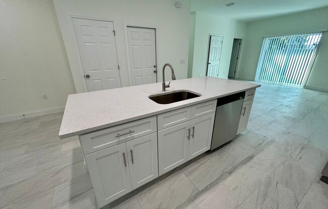 Brand-New 4-Bedroom Home with Modern Finishes and Convenient Orlando Access