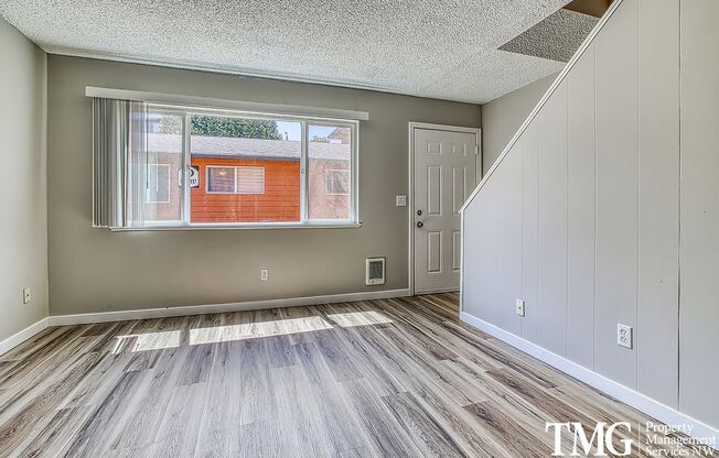 Lincoln Court Townhomes - Beautiful 2-Bedroom, 1.5 Bath, Pet-Friendly Townhome in a Great Fairview location with ample Parking!
