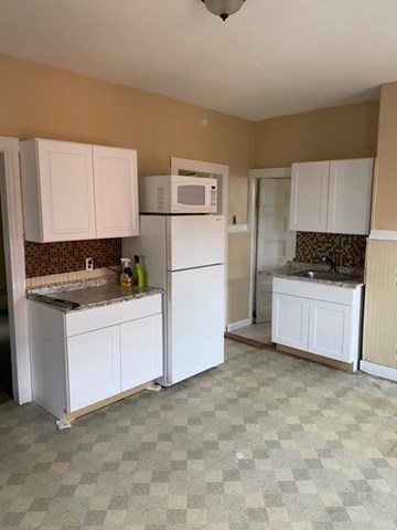 2 beds, 1 bath, 700 sqft, $2,400, Unit 3