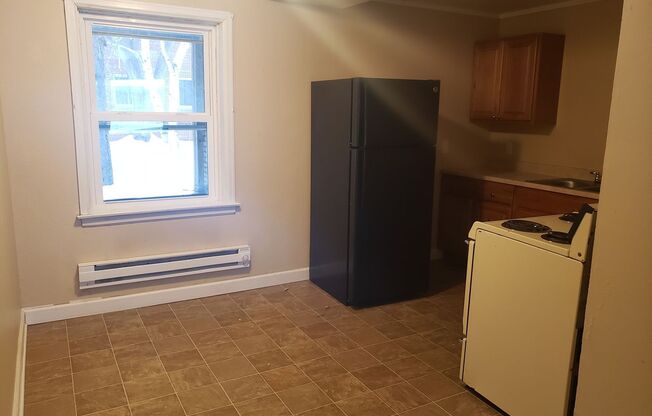 2 beds, 1 bath, 1,037 sqft, $850, Unit Apartment 2