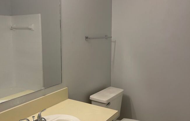 2/1 Townhome close to shopping