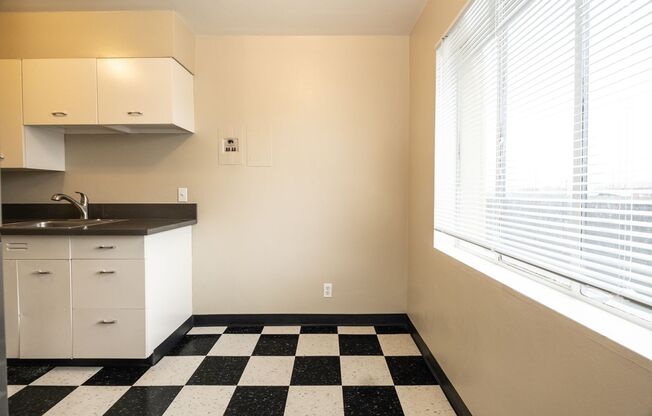 1 bed, 1 bath, 550 sqft, $1,400, Unit 105