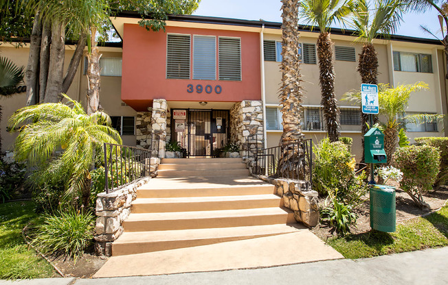 Welcome to Roxanne Apartments