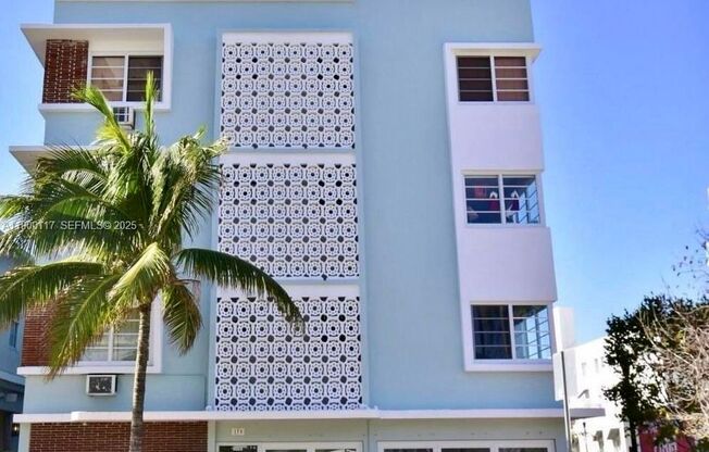 Charming studio located in the heart of South of fifth!! steps away from the beach and fine dining.