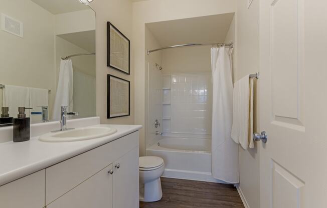 Bathroom with Tub/Shower Combo at Echo Ridge