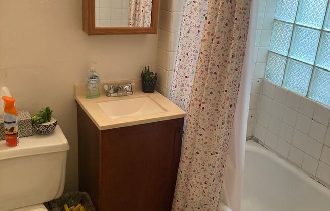2 beds, 1 bath, 1,100 sqft, $1,295, Unit 18