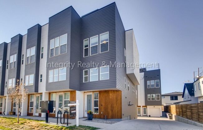 2 Bed/2.5 Bath, 1,366 Sqft - 1927 W 46th Ave #10 Denver, CO 80211