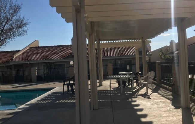 3 BEDROOM TOWNHOUSE IN VICTORVILLE!