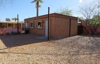 Charming Bungalow Guest House with utilities in Central Tucson