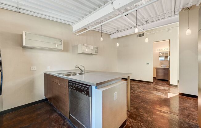 Trendy Loft Living Near The Arts District!