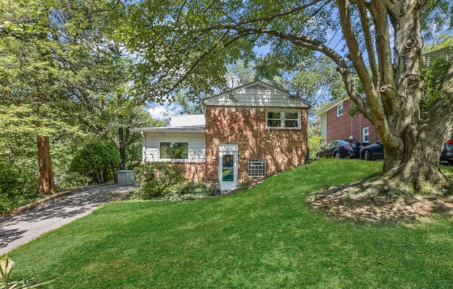 3 Bed 2 Bath - Takoma Park Split Level - 1 mile to Takoma Metro